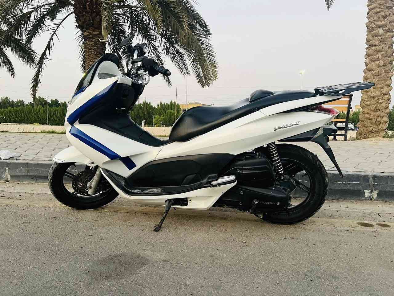 سلام عليكم 
عندي pcx للبيع دراجه نضيفه وحلوه محرك ناعم كهربائيات شغاله ستان حساس     ***********
