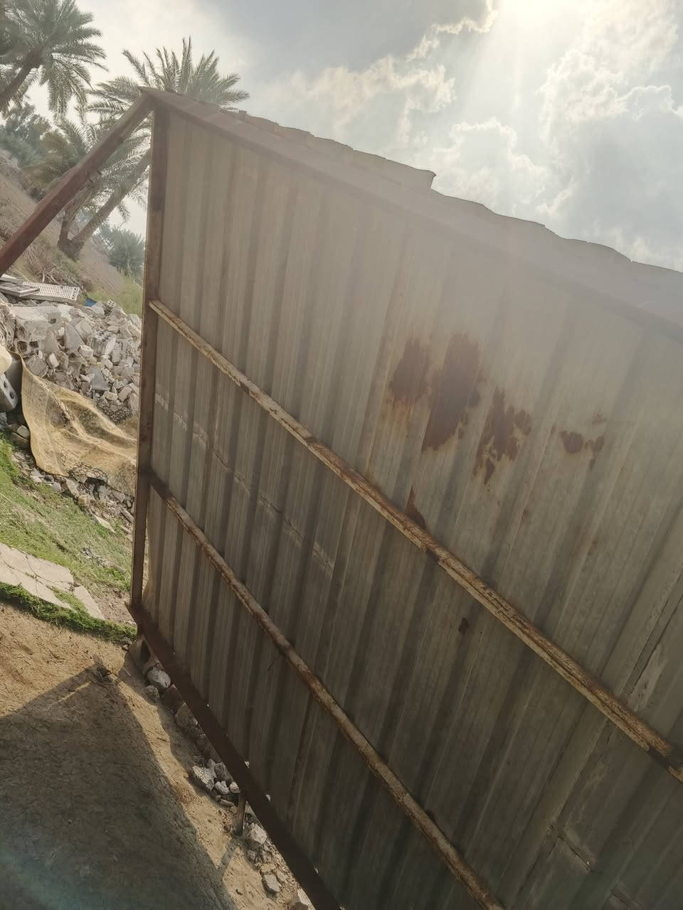 قمريه للبيع طول 10 امتار والعرض 3 امتار حديد 2 ملم دنك وياهه عدد 4 قوي سعر 400 
رقم ***********
