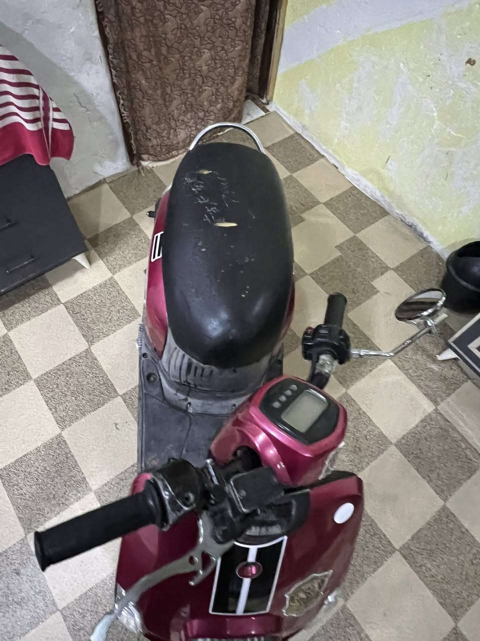 دراجه بوليسي نوزل كلشي مابيهه بس اسلف  موشغال كامله حاويه 800 وبيهه مجال مكاني بوصخير الصدرين  ***********
