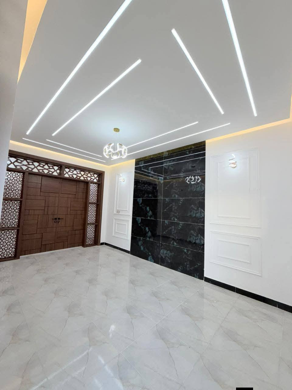 وين الجناية بيت درجة اولى،،،، ،،، بل خط لأول وقريب للشارع العام،،،،،،، العنوان عمود 317 شارع الصب مقابل ملحق قريه الغدير،،،،،، المساحة 150 متر،،،،،،،، يحتوي البيت على غرفتين نوم وصاله ومطبخ واستقبال حمامات داخليه وخارجيه وكراج،،،،،،، للتواصل ***********
