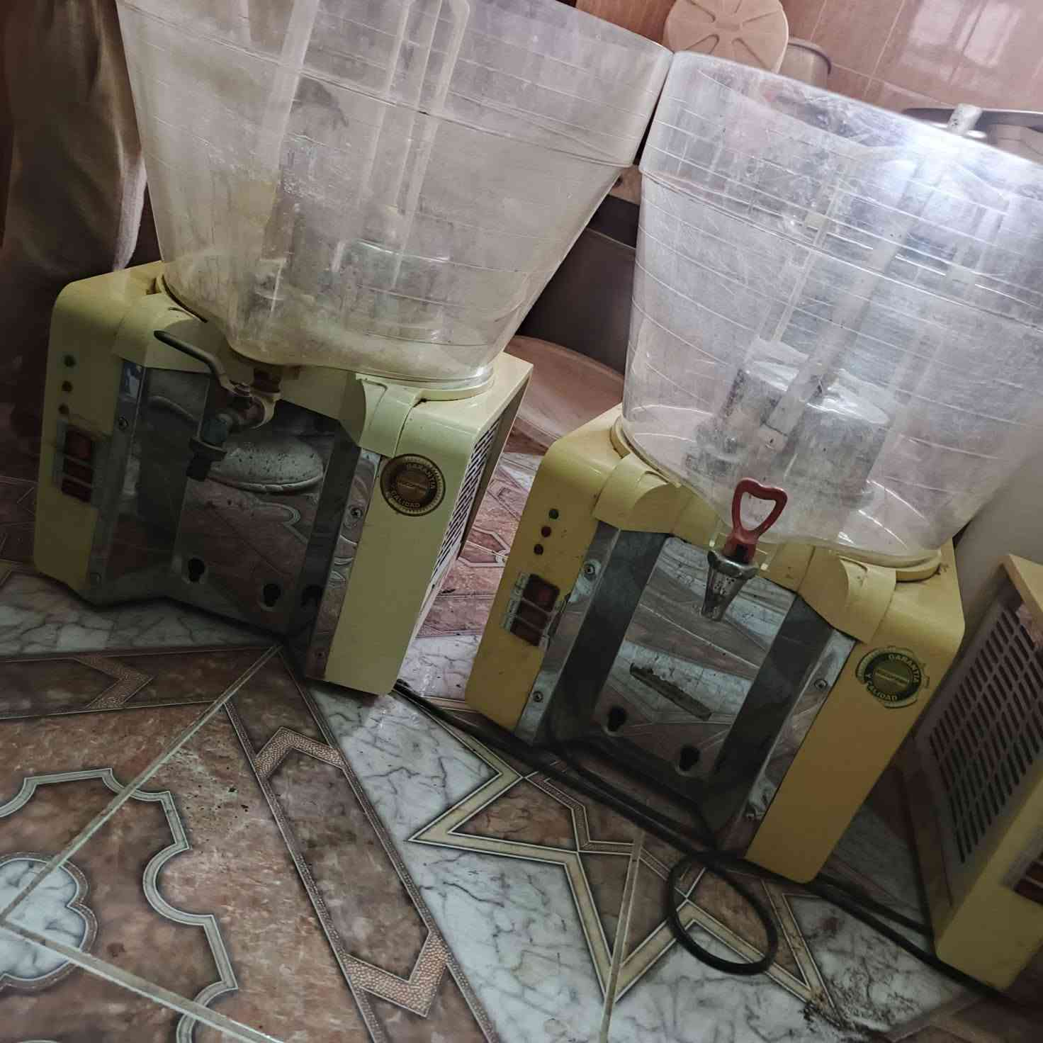 السلام عليكم
مكاين عصير لبن عدد 3  تبريد 
سعر الواحدة 350 الف مكان البصرة 
***********
