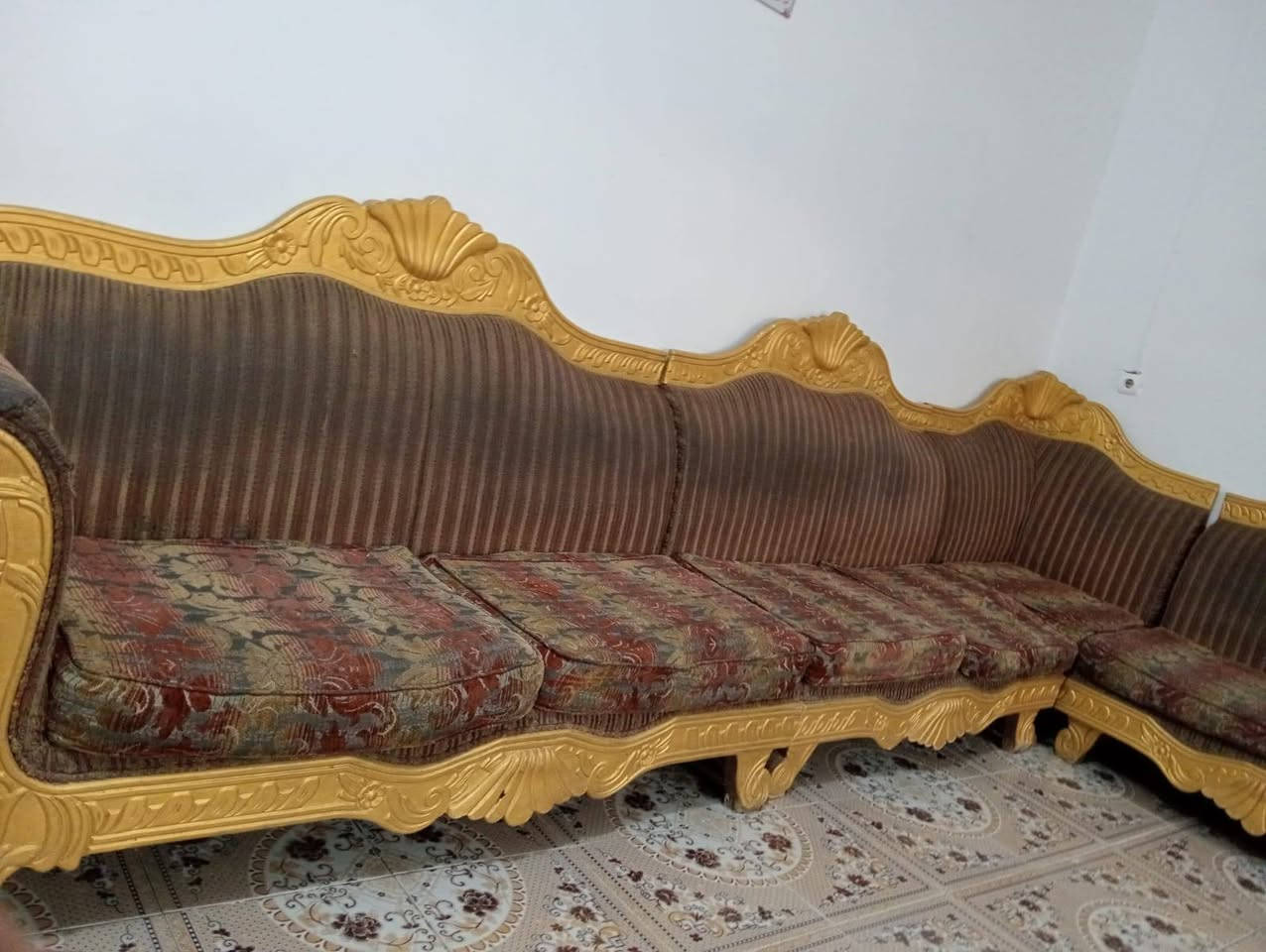 ديوان ابو التاج ياخذ ١٠ نفرات ٥ قطع السعر ١٥٠ وبي مجال للاستفسار الاتصال على الرقم ***********
