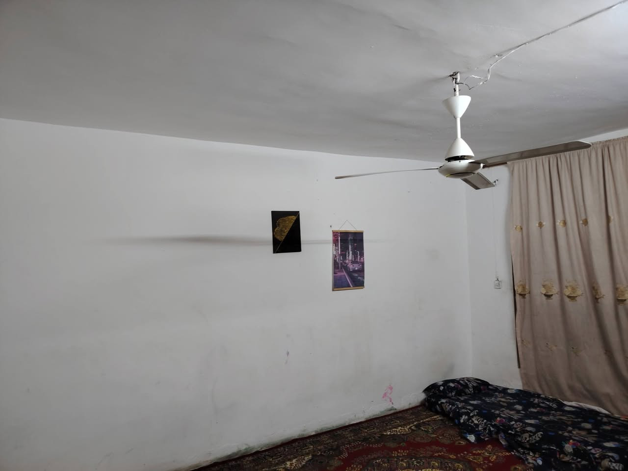 السلام عليكم بيت للبيع المساحه 220 متر ركن الوجه 10 والنزال 22...طابقين.... يحتوي على أسواق... الطابق الأول يحتوي على غرفتين نوم واستقبال وهول ومطبخ +حمامات داخليه وخارجيه... الطابق الثاني غرفتين نوم+ حولي + حمام المكان مسقط خلف البانزين خانه... السعر 95 وبي مجال.. للاستفسار التواصل واتساب عبر الرقم ***********
