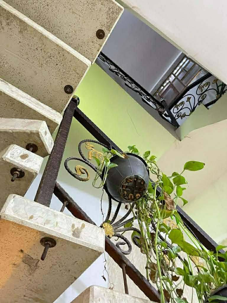 يالله 
للبيع بيت طابو  صرف مساحته 100متر 
واجهه 5 ونزال  20
عرض الشارع 10متر 
طابقين كامل ماكو نقص 
الطابق الارضي

 صاله وكلدور وصحيات ومطبخ 
والطابق الثاني

 غرفتين وكلدور وصحيات 
الموقع شارع 60  بشارع الكرينات 

يبعد عن شارع 60 تقريباً 
350 م البيت نظيف بناء 2015

السعر 120 وبيه مجال جدا بسيط 

للاستفسار الاتصال على الرقم ***********
