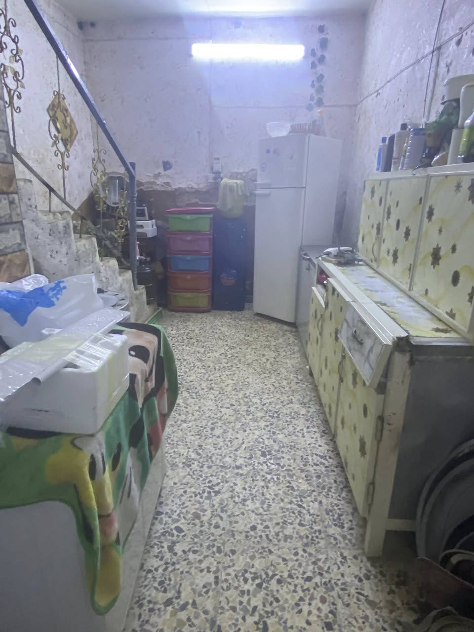 إسلام عليكم بيت مساحته 50متر في بغداد حي اور مقابل جامع بيت مجيسر يتكون ستقبال مطبخ غرف 2فوك وحده صغيره وحده جبيره حمام تواليت السعر 40 التصال بل رقم ***********

