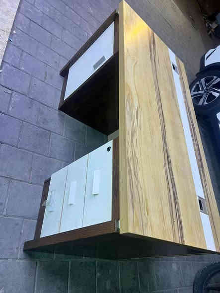 ميز مكتبي معه كرسي متحرك و ثنين ثابتات اخو جديد سعر ٤٠٠.  ***********
