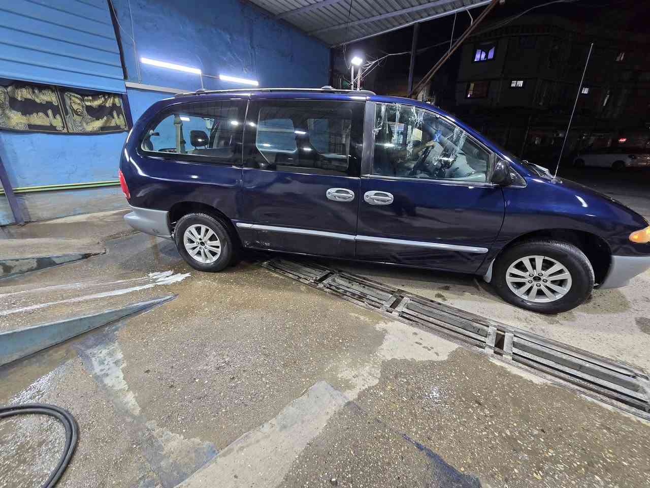 سلام عليكم دوج كرفان موديل 2000 شاصي طويل سبعة راكب سيارة جاهزة نقصة فقط تبريد ولكمبريسر موجود سعر 55 وبي مجال مكان سيلرة بغداد الجديدة رقمي ***********
