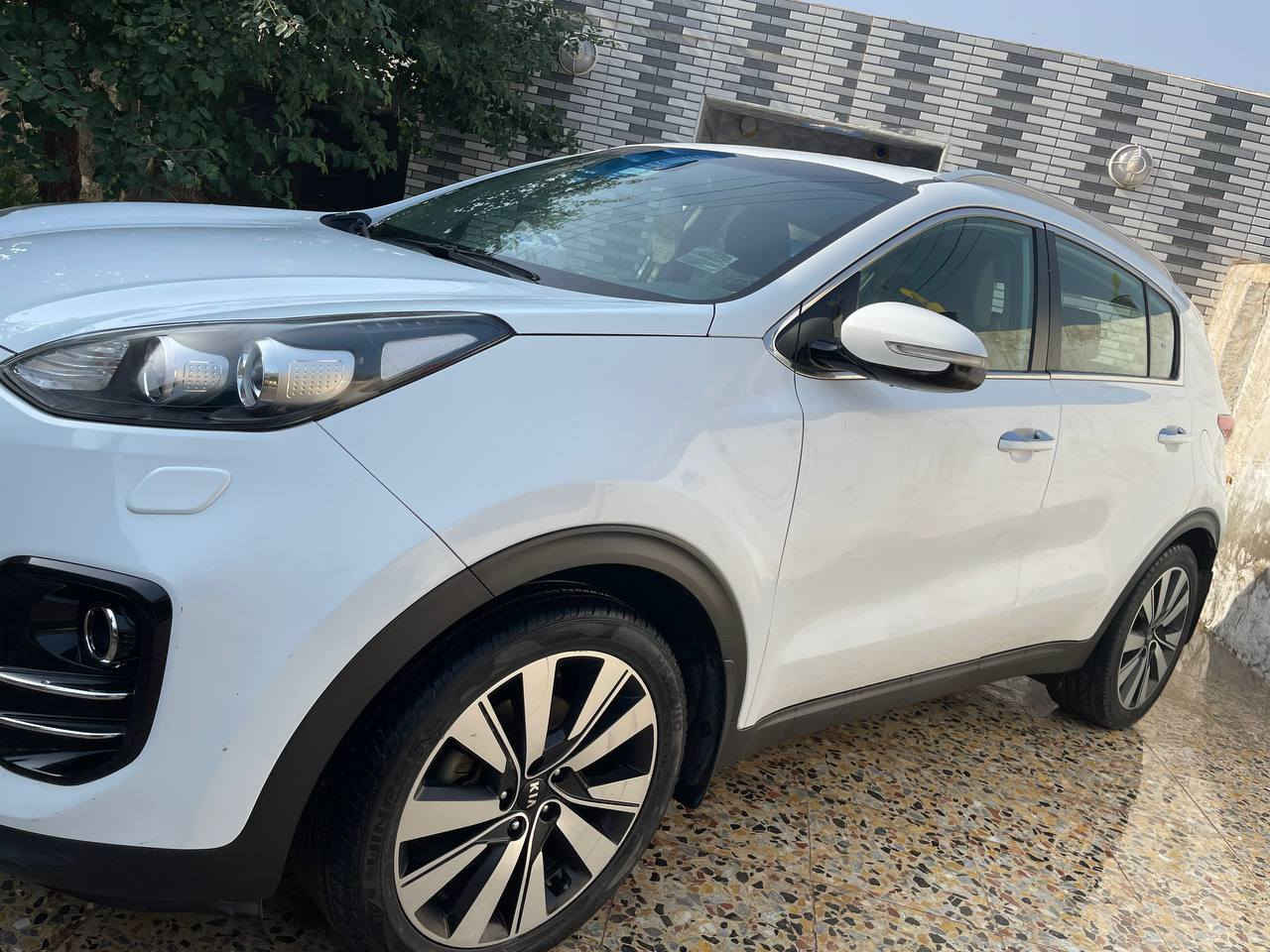 سلام عليكم 
كيا سبورتج ٢٠١٧ للبيع 
رقم بغداد 
جاهزه سياره تختم تاير و  حداده و باتري جديد
ماشيه ١٢٠ الف كيلو
مكان سياره ميسان كصيبه الاولى 
سياره شاشه و كراسي كهرباء
و كشنات جلد و كامره خلفيه
زراكات لايت و لايت زنون 
قطعتين تبريد 
السعر ١٩٥ و بيه مجال 
للاستفسار الاتصال او واتساب على الرقم ‏‪0770 576 8821‬‏
 مكلف بالنشر
