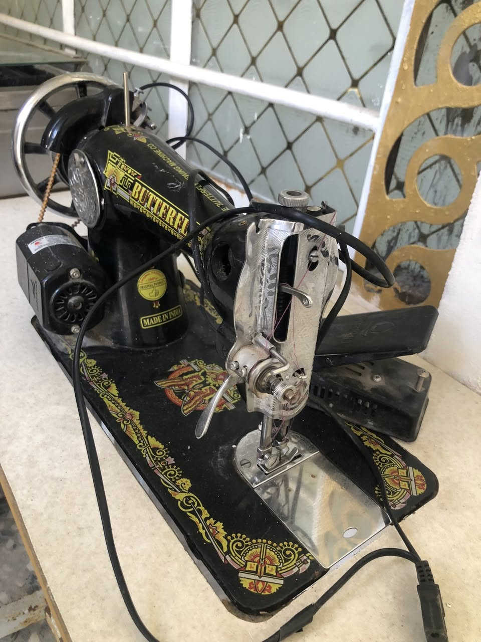 سلام عليكم غراض مستعمله للبيع شرط الفحص طباخ 150 والغساله 75 والماكنه الخياطه 75 مع الميز  ***********
