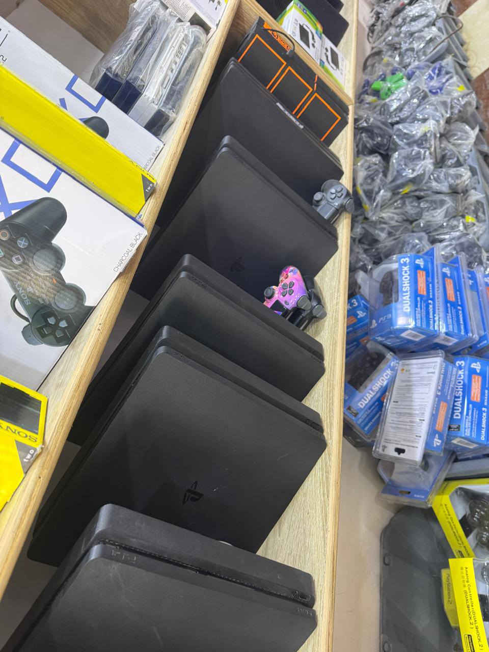 بلي ستيشن يمنه غير
علي سوني للكترونيات كلشي متوفر 
عنوان كربلاء الحر قرب جامع علي الهادي 
***********
***********😍😍
