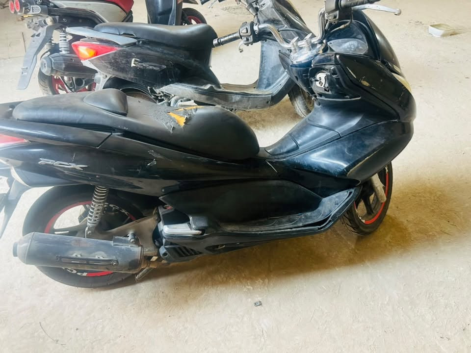 سلام عليكم PCX الجيل الاول 
مكينه 150 للبيع 
عطلهة كهربائيات بس مااعرف شنو عطلهة بالظبط 
سعرهة 600 وبيهة مجال قليل مكاني جميله 
هذا رقمي ***********
