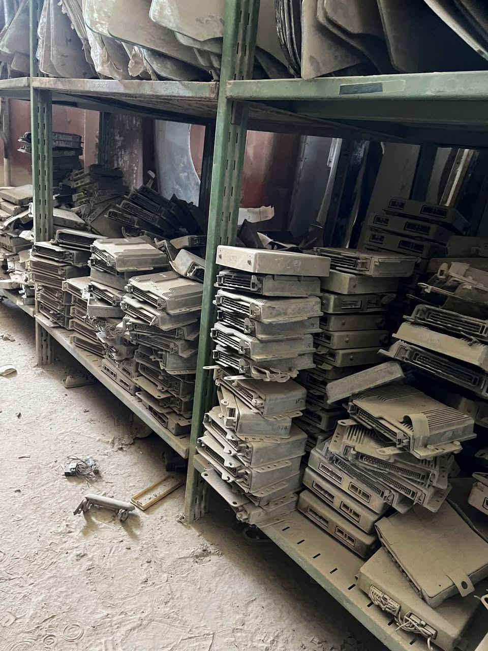 يوجد لدي جميع أنواع العقول للسيارات القديمه والحديثه وجميع الرموز يوجد توصيل لجميع المحافظات للطلب ***********
