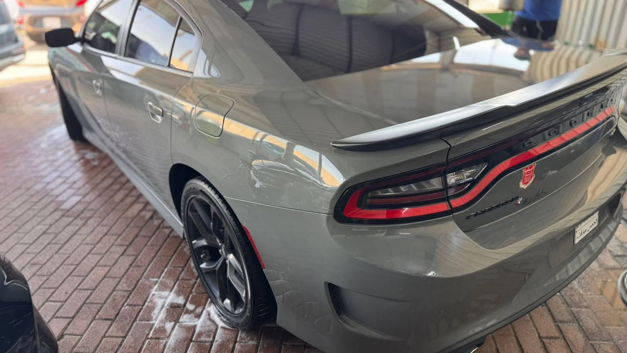 السلام عليكم
جارجر 2023 GT دخول جديد تترقم كل المحافظات 
مكينة 3600 
ماشية 60 الف ميل 
السيارة جديدة كلشي مناقصها 
مواصفات الGT معروفة 
فتحة 
كشنات حضن 
شاشة جبيرة 
ويل 20 
حساسات خلفية 
حادثها تبديل البيبان الاثنين اليسرة جهة الصدر نفس اللون من امريكا بدون شاصي وبدون لغد 
العنوان بغداد البلديات 
0771 434 6798
