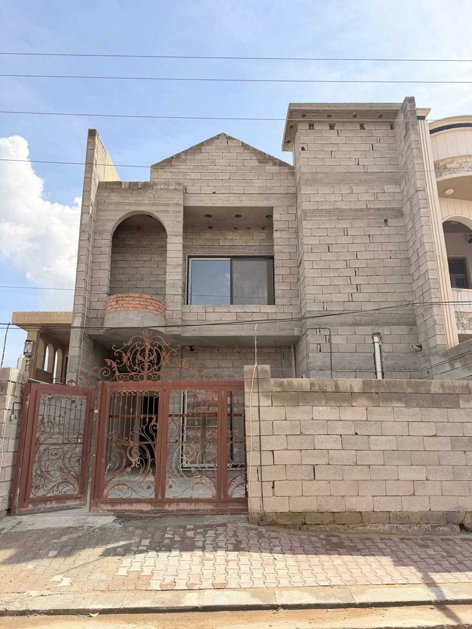 السلام عليكم 
دار للبيع زيرو  حي الضباط 
مقبال مجمع الفردوس يباع ع وضعه 
مساحة 200 متر واجه 8 .25
مكون الدار من ثلاث طوابق 
مكون الدار من ٤ غرف نوم 
صالة+ استقبال 
مطبخ +حار + بارد 
حديقة داخلية + مناور 
كراج + مجموعة صحية 
بناء درجة اولة بناء صاحب الدار 
ارضيه مرمر + سحب + ناظم دفن 
الباقي من الدار تقفيلات ابواب داخلية 
تقفيلات كهرباء 
تقفيلات حمات 
واجه فقط يباع كما موضح في الصوره 
شارع 15 متر. قرب حديقة 
للاستفسار اكثر مراجعة مكتب عقارات و مقاولات السردام او الاتصال 
***********
***********
