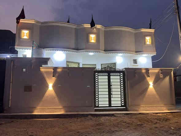 السلام عليكم دار للبيع بلديه معامله كامله مساحة 125 كدامه فظله 100 متر  السعر 115 وبي مجال الريسز على شارع 40 /الاتصال على هذا الرقم ***********
