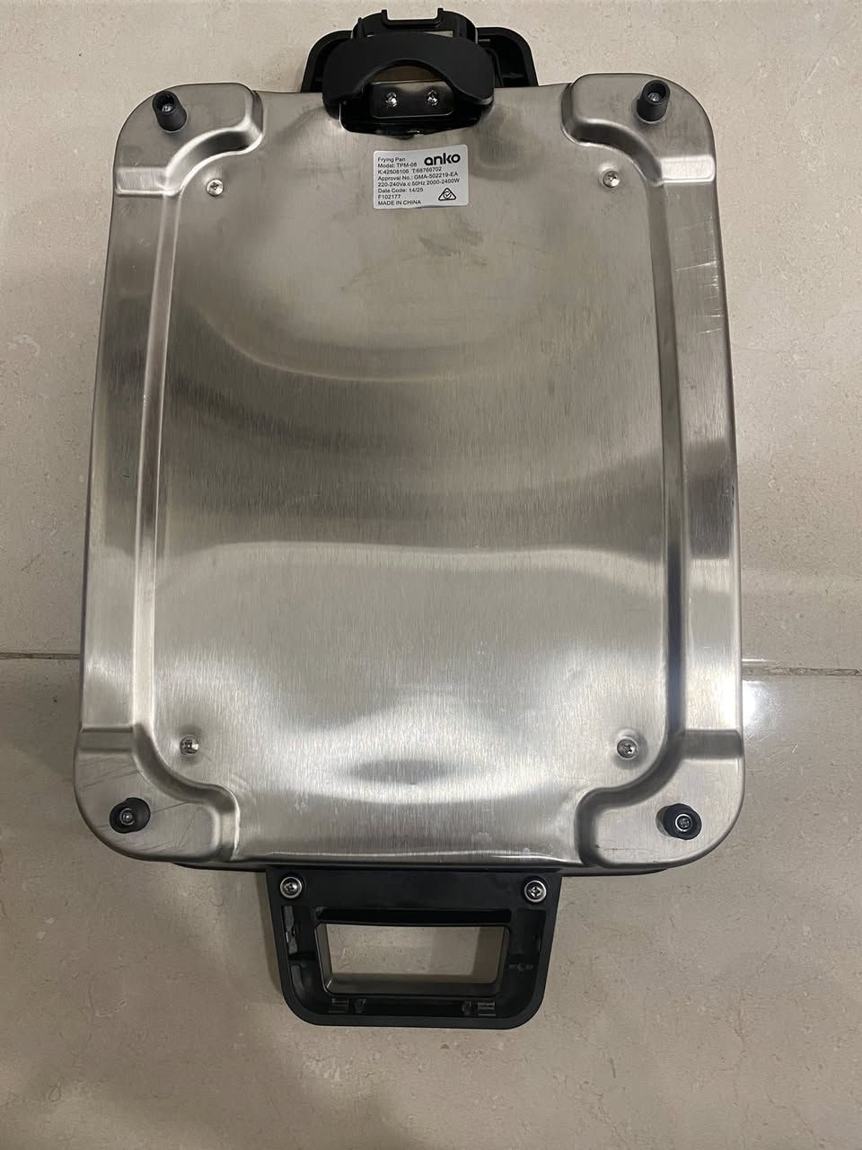 فرن كهربائي / صاج حراري ماركة ANKO (ألماني)
الماركة: ANKO
 المنشأ: ألماني
 الحالة: ممتازة
 اللون: أسود
 الملحقات: غطاء زجاجي + منظم حرارة

 المواصفات:
 •  سطح طبخ واسع وعميق
 •  غطاء زجاجي مقاوم للحرارة
 •  منظم حرارة قابل للتحكم
 •  مقبضين جانبيين متينين
 •  مناسب للقلي، الطبخ، التشويح، واليخنات
 •  توزيع حرارة متساوي

 الفوائد:
 •  بديل عملي عن الفرن والغاز
 •  سهل التنظيف
 •  مثالي للبيت أو الرحلات
 •  استهلاك كهرباء اقتصادي
السعر : 50 ألف دينار عراقي
رقم الهاتف : ***********
