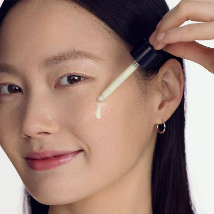 🌟 جدد بشرتك مع سيروم SOME BY MI Retinol Intense Reactivating Serum! 🌟
هل تبحثين عن الحل المثالي لمكافحة علامات التقدم في السن وتحسين مظهر بشرتك؟
 جربي سيروم ريتينول SOME BY MI Retinol Intense واستمتعي بفوائد الريتينول الفعالة!

💜 المكونات الفعّالة:
الريتينول والريتينال : يعمل على تقليل التجاعيد والخطوط الدقيقة وتحفيز تجديد خلايا البشرة بالاضافة الى تحسين اثار الحبوب.

💜 الباكتشويل : له نفس فوائد الريتنول مع استقرار وثبات اعلى بالاضافة الى ترطيب البشرة.

💜 حمض الهيالورونيك: يمنح بشرتك ترطيبًا عميقًا ويجعلها ناعمة وممتلئة.

 💜 نياسيناميد: يساعد في توحيد لون البشرة وتقليل ظهور البقع الداكنة.

💜 سيراميدات :تدعم حاجز البشرة وتمنع فقدان الرطوبة.

💜 السنتيلا اسيتكا التي تهدئ البشرة وتخفف الاحمرار والتحسس. 

فوائد السيروم:
- تقليل ظهور التجاعيد والخطوط الدقيقة.
- ترطيب عميق للبشرة ليمنحها مظهرًا ممتلئًا وشبابيًا.
- تحسين لون البشرة وتوحيدها.
- تعزيز مرونة البشرة وجعلها أكثر نعومة.
منشأ كوري 🇰🇷🇰🇷
السعر٢٠ الاف 
🚘يوجد خدمة توصيل لجميع محافظات العراق ٤ الاف🚘


**إذا كنت صاحب هذا الإعلان وتريد حذفه لأي سبب، رجاءا أرسل رسالة إلى الدعم الفني**