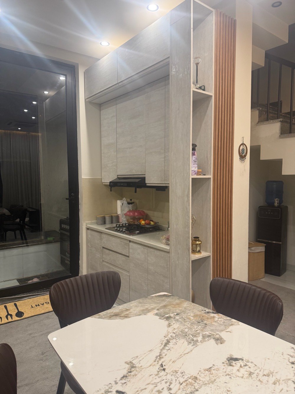 السلام عليكم

الدار للبيع



المساحة 10*10 = 100 م



البيت ضمن طابو زيونه مزرعه حمدي



يحتوي على 5 غرف نوم و3حمام واستقبال وصالة ومطبخ



حديقة خارجية



شلال داخلي



سنة البناء 2024مودرن



مجهز بتكيفات سقفيه مع كاونتر  اسباني



البلديات - حي التجار مقابل الامن العامة



قرب الشارع العامة



الاستفسار اكثر الاتصال او ارسال رسالة على الواتساب



***********



***********