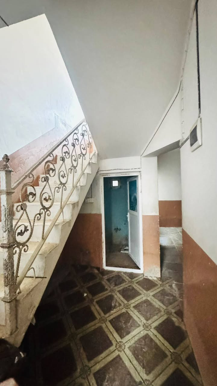 🏡 دار للبيع في المناذرة - حي الزهراء
المواصفات العامة:
المساحة: 120 متر مربع.
عدد الطوابق: طابق واحد.
نوع البناء: بناء طابوق أصلي مع صب كونكريت (جاهز ومتين).
🔹 تفاصيل الدار الداخلية:
غرفة نوم واحدة.
صالة مريحة.
غرفه استقبال للضيوف.
مطبخ.
مجموعات صحية (حمامات).
📍 الموقع المميز:
قضاء المناذرة — حي الزهراء، بالقرب من شارع سيد عدنان.
💰 السعر:
سعر مناسب جداً (للتفاصيل يرجى التواصل معنا).
📞 للاستفسار والمراجعة:
ندعوكم لزيارة مكتبنا أو الاتصال بنا مباشرة:
العنوان: مكتب استقرار — المناذرة، حي الزهراء، عمود 100 (مقابل مجمع القاسم).
الإدارة: بإشراف الأخوين (حمزة الغزالي & شهيد الغزالي).
أرقام الهواتف:
📱 حمزه الغزالي: ***********
📱 شهيد الغزالي: ***********
🤝 مكتب استقرار للعقارات: مستعدون لاستقبال كافة عروضكم العقارية داخل قضاء المناذرة (بيع - رهن - إيجار). أهلاً وسهلاً بالجميع!
