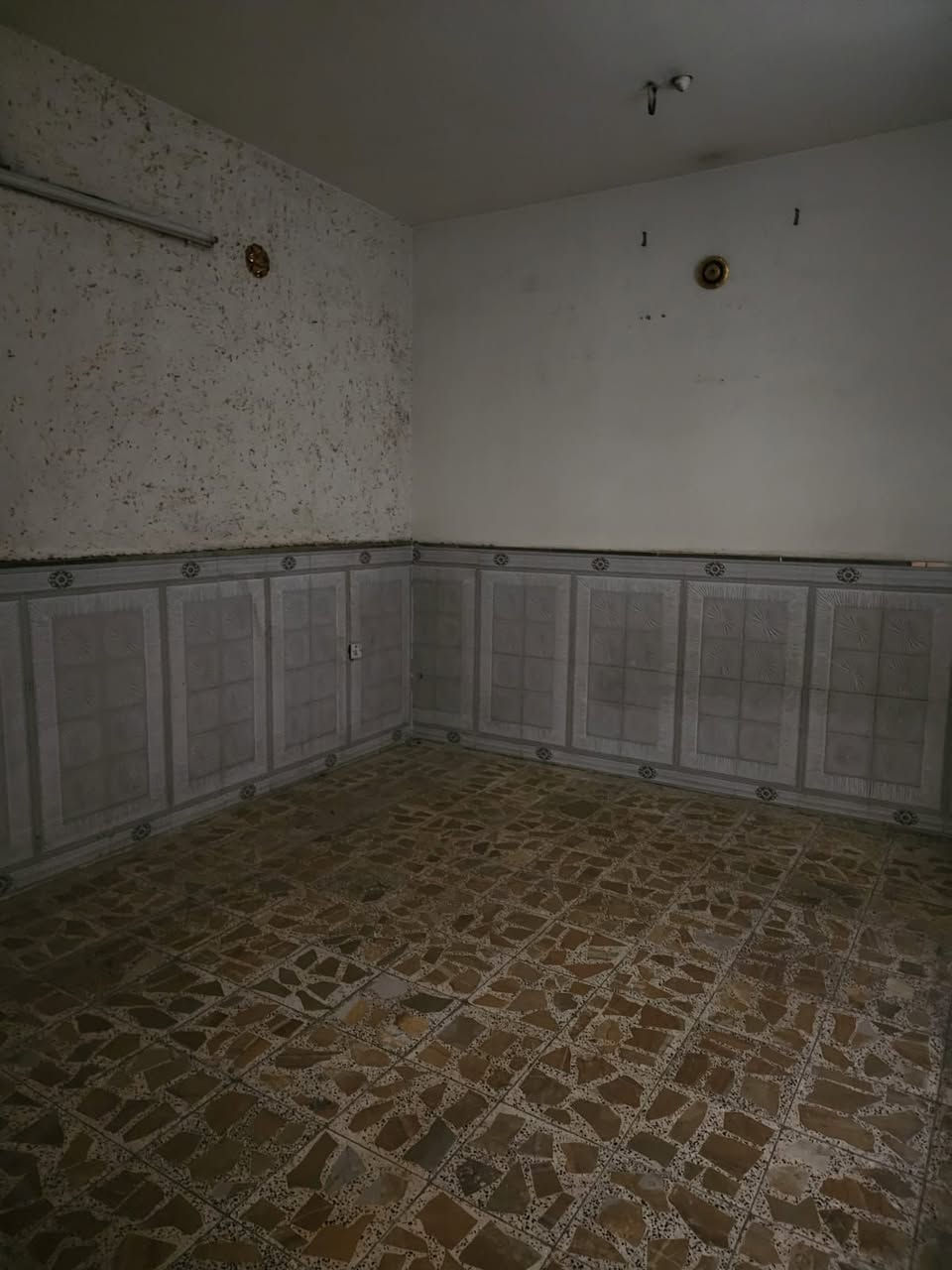 السلام عليكم مشتمل للبيع المساحة ١٠٠ متر الوجه ٥ نزال ٢٠ طابو ملك صرف يحتوي الطابق الأول استقبال مطبخ خدمات منور غرفه نوم الطابق الثاني غرفه نوم الموقع مميز البياع الشهداء خلف الشارع العام الرئيسي اللاستفسار اتصل ***********
