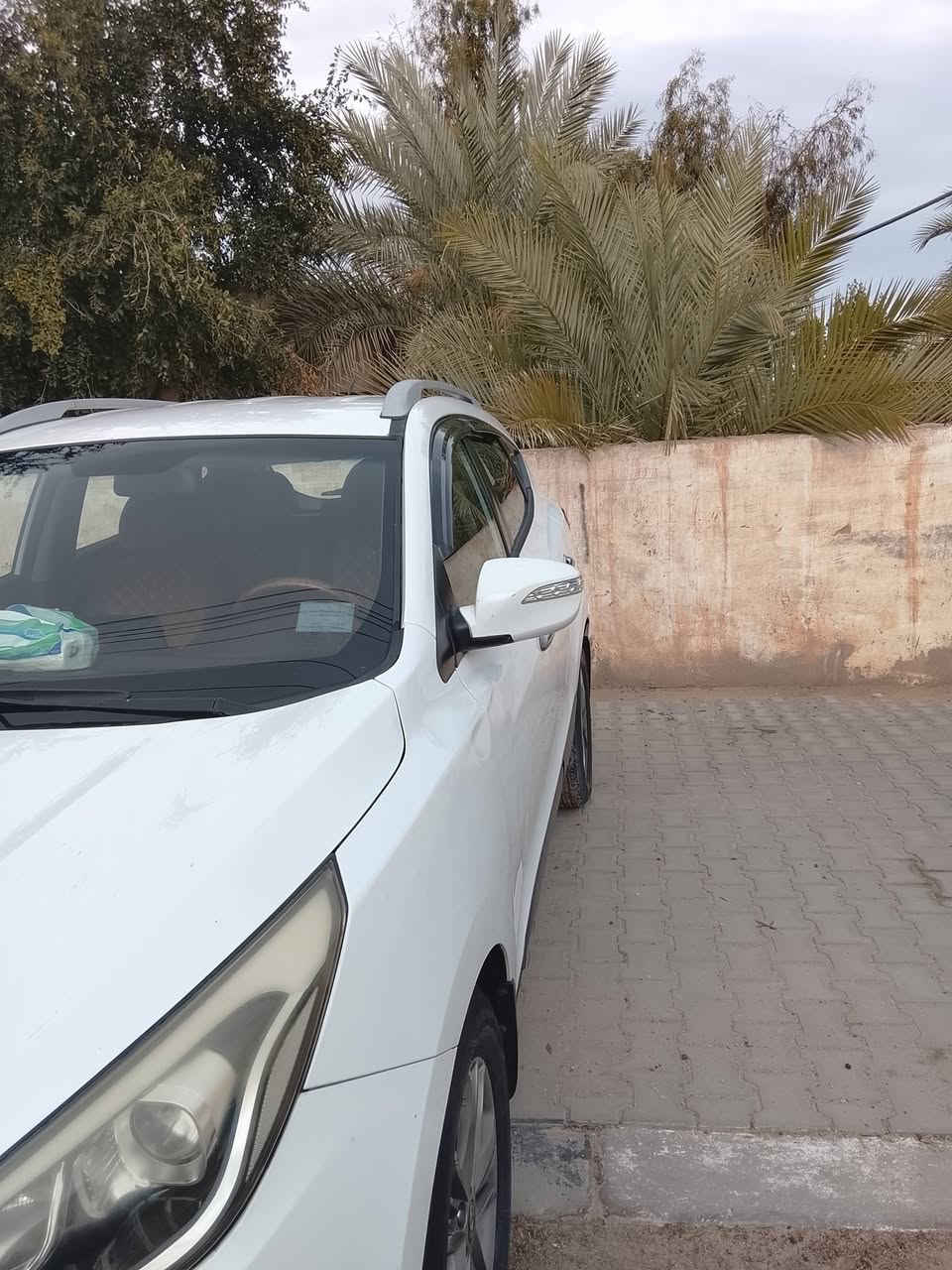 السلام عليكم كلبي 
الاسم: توسان خليجي
موديل :2014
الموصفات:نص فول 
مكينه:2000 دوش مامفتوح 
رقم العجله : بابل باسمي تحويل ثاني يوم 
كير /اوتماتيك +عادي 
وارد خليجي /سياره بيه ضربه موضحه بل صوره 
سياره اكفلك شواصي لغود تكم حوض جنطه 
1 شاشه تاب اصلي 
2/حساسات خلفيه 
3/كامره خلفيه
4/كشنات جلد 
5/تخم تاير 
السعر 160 وبيه مجال بسيط جدا 
مكاني نجف الاشرف *********** وتساب او تصال
