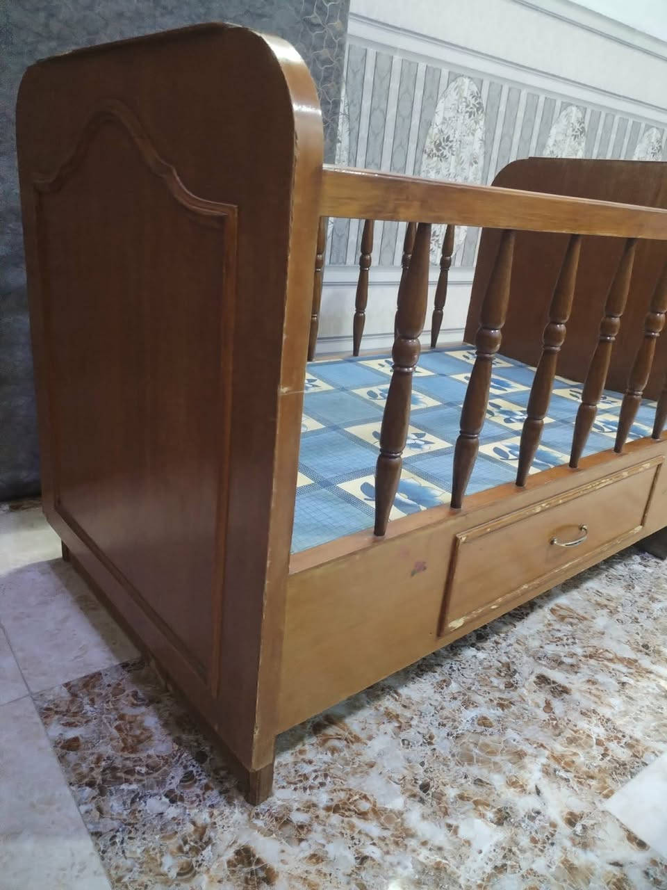 تخت اطفال خشب ثقيل السعر 75 ألف وبي مجال للاستفسار الاتصال على الرقم ***********
