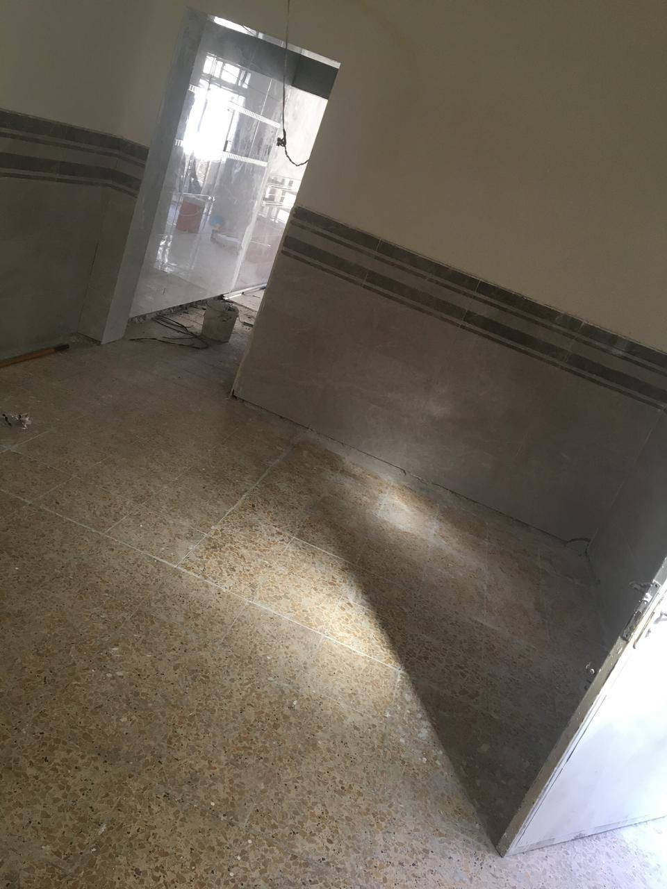 بيت للايجار بدايه العسكري الثاني بدايه شارع الوكفه يتكون من طابقين الطابق الأرضي يتكون من غرفة نوم وصالة كبيرة  ومطبخ واستقبال  وحمام داخلي وصحيات خارجية وطارمه أما الطابق الثاني يحتوي على سبلت وغرفة نوم كبير وغرفة صغيرة وبيتونه وصالة ومطبخ وصحيات وسطح معزول كل منهم ببابين للشارع للاستفسار ***********- ***********    علما أن الشقيق كل وحده على حدة للايجار  وقريب جداً للفورتات
