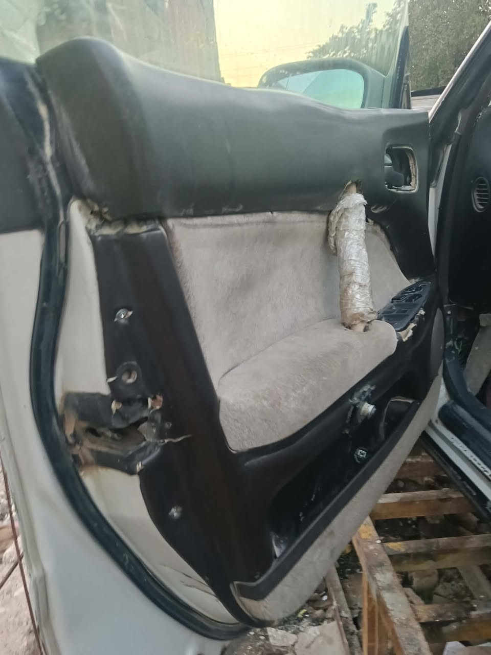 سلام عليكم سياره بطه متصل مديل 92محرك وكير اثنين ونص سياره خير من الله فقط بيها كصت قماره رقم ***********اتصل على الرقم غير متواجد على فيس
