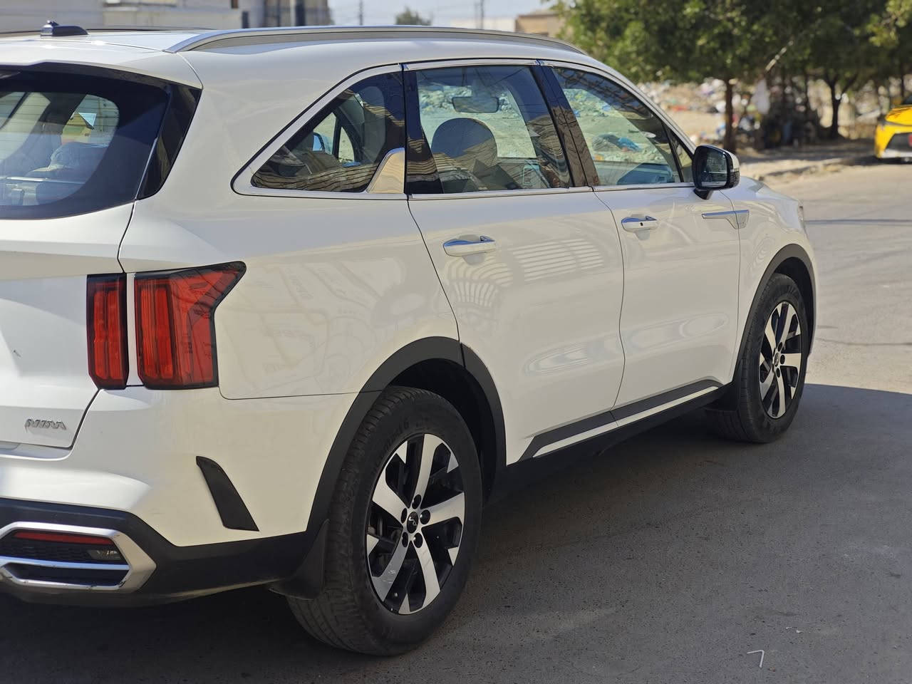 سورنتو 2023 وكاله نيم فول (1/1) 
مكفوله كفاله عامه من الصبغ والتبديل والفتح 
محرك 4 سلندر 2500 / ماشيه 58 الف كم حقيقي 
رقم اربيل دولي تريد تحويل او وكاله
محرك وكير مكفولات اسبانه ماممدوده عليهن شرط

السيارة جديدة وجاهزه وبعدها بريحه الشركه 
العنوان بغداد حي الجهاد 
للاستفسار/ *********** واتساب او اتصال
