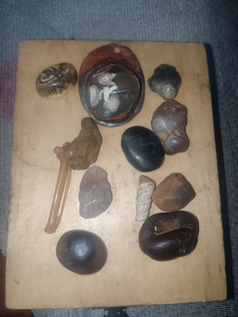 احجار للبيع متنوعه شرط اصلي وقديم مال ملاكط  سعر ٢٠٠ الف تواصل خاص او على رقم *********** بغداد
