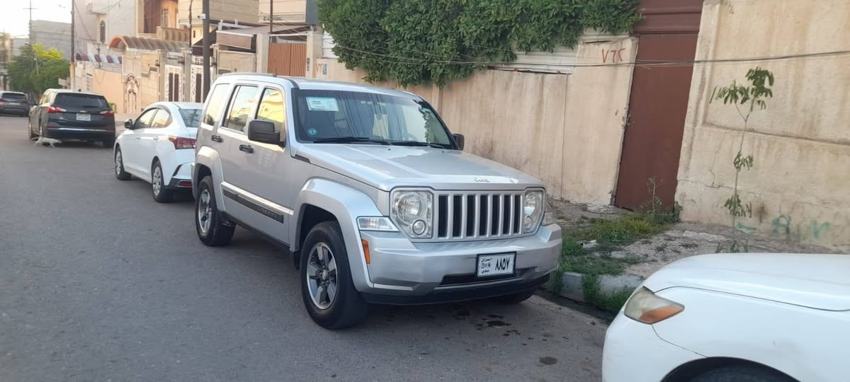 سلام عليكم جيب لبرتي موديل ٢٠٠٨ سياره كلين بدون اي حادث بعدها وضع شركه حتى محرك ما مفتوح رقمها مميز اربع أرقام رقم نينوى حتى الفور ويل شغال ماشيه ١٧٦ الف سعرها ١٢٠ بيع او مراوس هذا رقمي ***********
