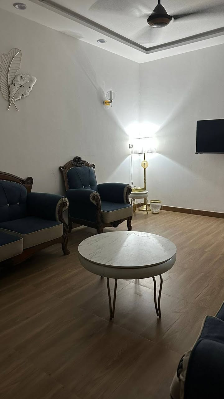 بيت للبيع مساحه ١٦٤ متر واجهه ٨ وربع ونزال ٢٠ متر طابقين بناء ٢٠٠٢ وترميم كامل للبيت ٢٠٢٣ طابقين 
الطابق الاول ...غرفتين وصاله واستقبال وصحيات داخليه وخارجيه 
الطابق الثاني..٣ غرف نوم 
عنوان البيت عواشه خلف مستشفى دجله الاهلي بفرعين 
الاتصال للاستفسار...***********
