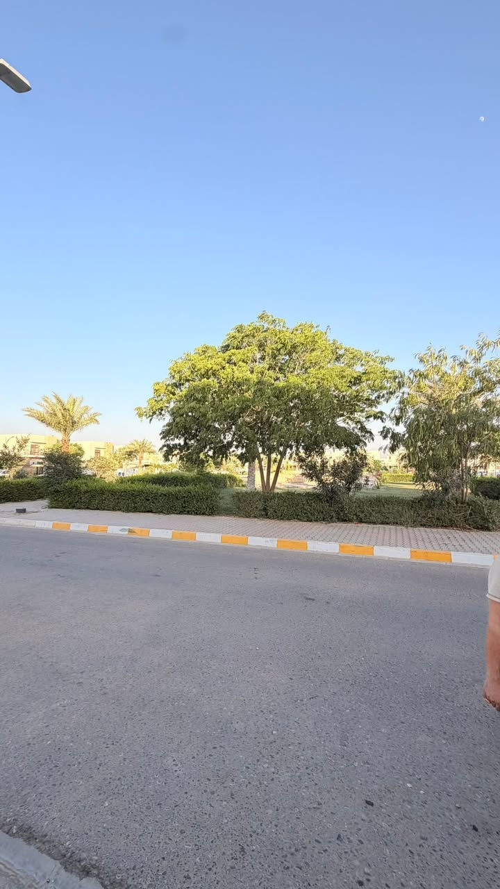 السلام عليكم
دار للبيع في مجمع  بيتي زون الاول 
مقابل حديقة 
مساحة 220 متر. طابق ونص 
مكون الدار من 
3 غرف نوم 
صالة+ استقبال 
مطبخ حار 
كراج + حديقة 
مقابل حديقة او منتزه 
دار مسدد كامل وجاهز للسكن 
للاستفسار اكثر مراجعة مكتب عقارات و مقاولات السردام او الاتصال 
***********
***********
