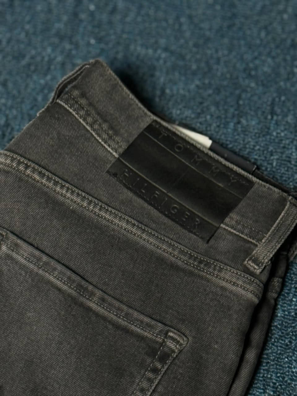 Tommy Hilfiger 
جينز ماركة تومي هيلفيكَر 
لون رصاصي 
قالب مستقيم 
خامة مخلوط قطن مع مطاط 
دزاين مميز 
غلق بسحاب 
القياس : 30
عرض الكمر : 38 سم 
الطول : 112 سم 
عرض الحجل : 17 سم 
السعر : 75 الف 
توصيل مجاني داخل بغداد وباقي محافظات العراق 🚚


**إذا كنت صاحب هذا الإعلان وتريد حذفه لأي سبب، رجاءا أرسل رسالة إلى الدعم الفني**