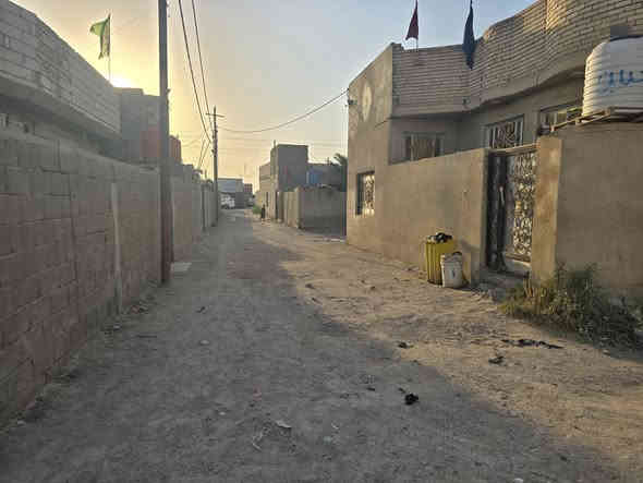 بيت وقف سني بسجل ويتحول المساح البيت ١٠٠متر يحتوي على قرف ديوان ومطبخ ستقبال وحمام ومدخل حمام خرجي ابو خصيب حمدان قريب على شارع حمدان ٢٠متر السعر ٥٣مليون وبي مجال اتصل ***********
