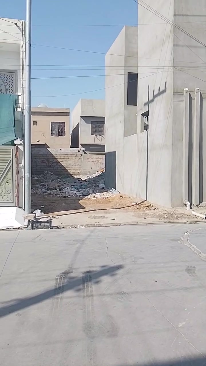 قطعة ارض للبيع مساحة/100/متر 5×20
عنوان:قادسية الثانية شارع أبو وليد 
نوع العقار:طابو ملك صرف 
موقع مميز گدامه فرع وعلى شارع عريض وتبليط مجاري وماء حلوو
سعر مناسب:٦٠مليون وبيها مجال 
للأستفسار أكثر الأتصال على الارقام التالية:***********واتسأب
