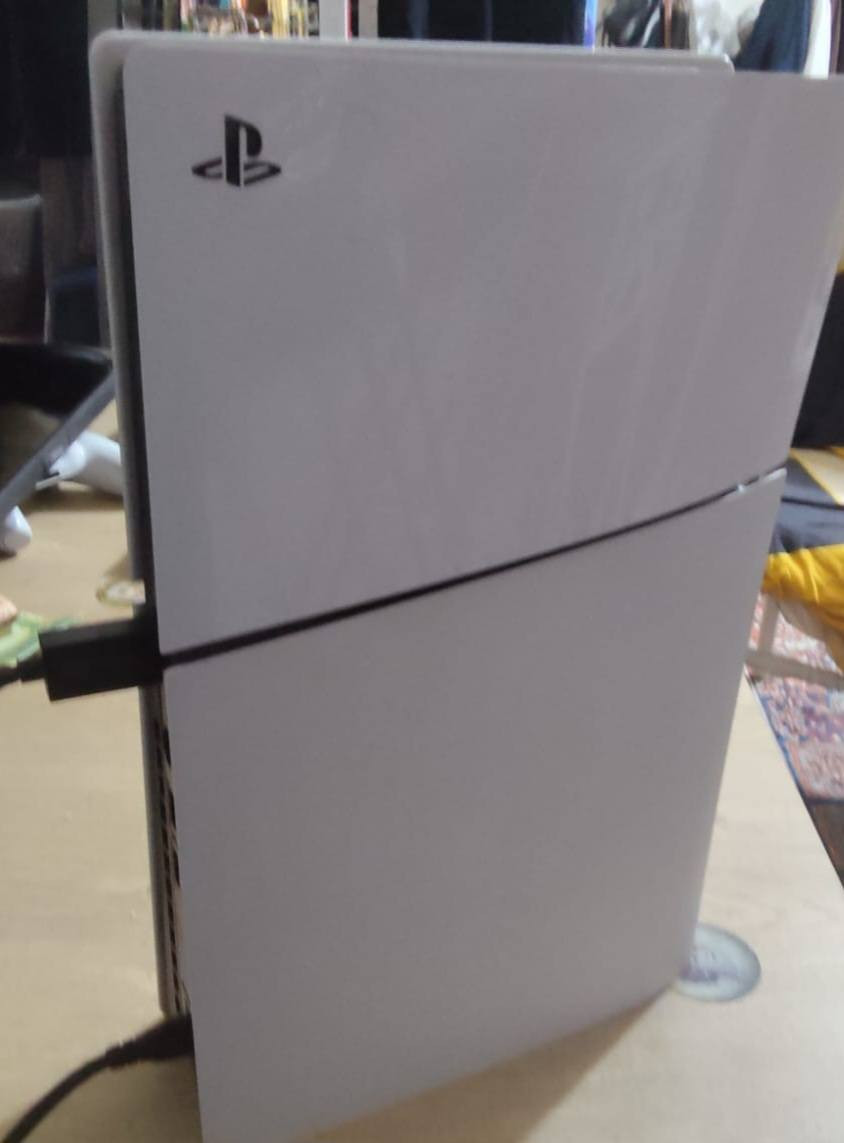 Ps5 1T ما مفتوح استخدام اقل سنة وكارتونه ويدته الأصلية وملحقاته موجودة سعره600 وبي مجال مكاني كرادة واتس***********
