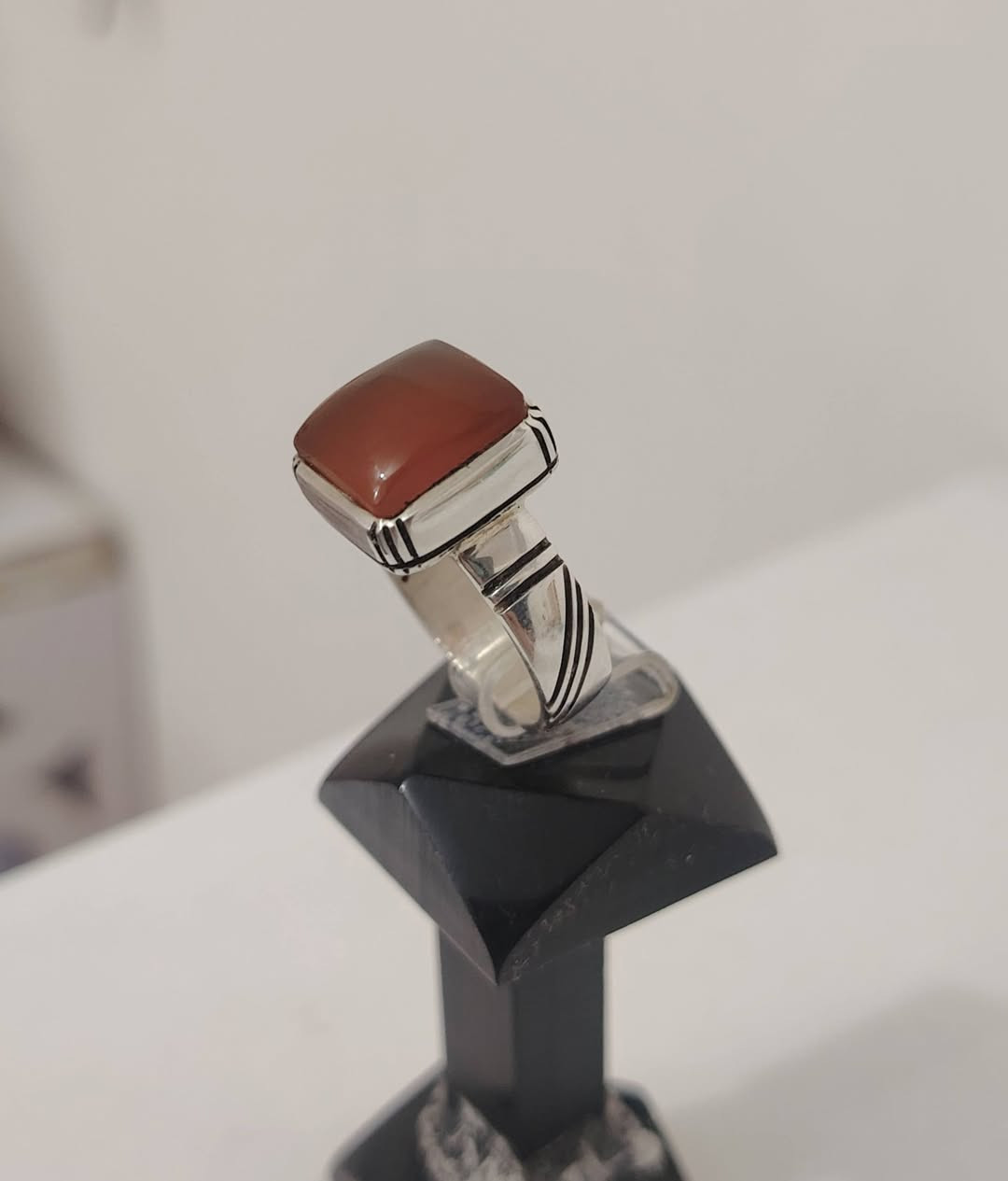 خاتم من حجر العقيق اليماني الطبيعي
صياغه ثقيلة وجميلة فضه عيار ٩٢٥
يوجد توصيل إلى جميع المحافظات
التواصل ع الخاص او ع الواتساب ***********
