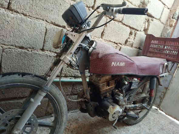 السلام عليكم شباب  ..
#للبيع
دراجة سيفان ( 5 كير ) هاي گدامكم مثل ما شوفون صورها. 
وحته اكون صادق وياكم . مشكلتها گايم محركها + الدراجه كلك لا أرقام ولا اوراق .
رايدها  ( بـ 200  ) وبيها مجال...
رقمي . *********** واتساب فقط
