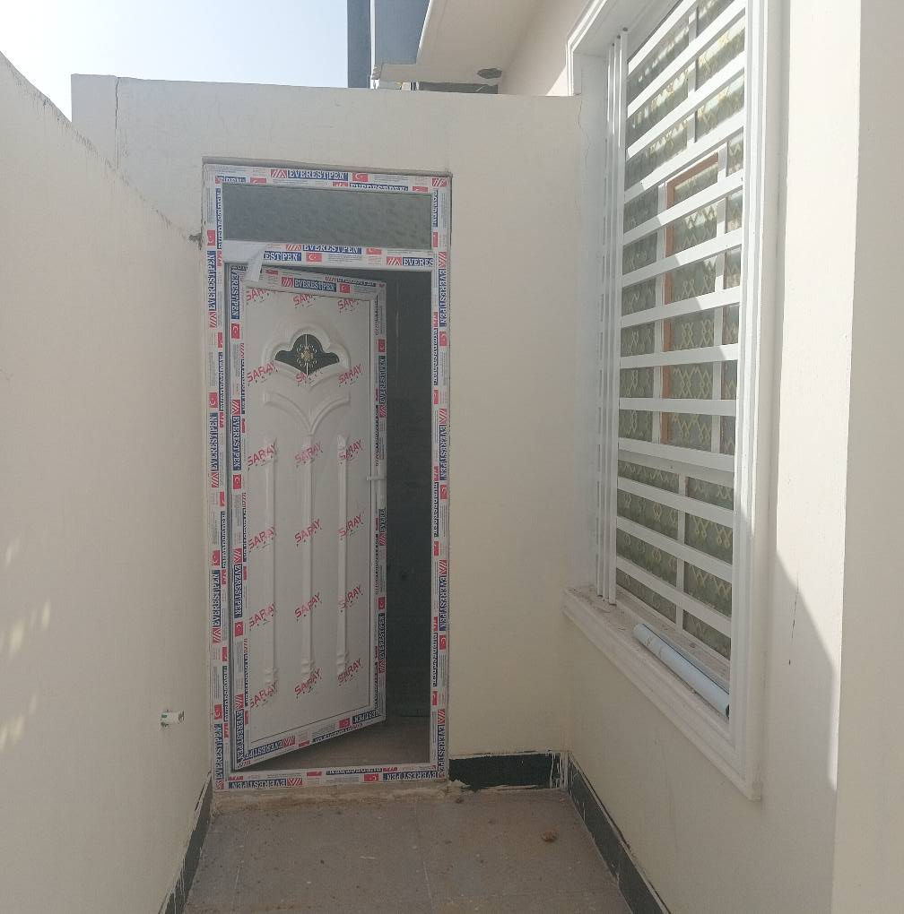 ١٠٠متر مربعه غرفه وصاله ومطبخ وحمامات داخليه وخارجيه واستقبال البناء حديث طابوك جمهوري صب كونكريت ***********اتساب لسعر ٢٩ وبي مجال عنوان البيت شارع المطار مقابل قريه القدير عمود ٢٨٢مقابل مكتب التساهل ***********اتساب النجف, العراق
