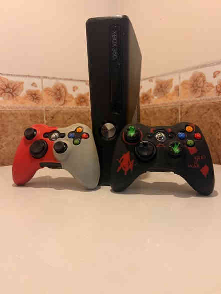 السلام عليكم اكس بوكس 360 سلم لمس يحتوي على 148 لعبه قويه شغال واي عيب مابي وياه دبل جوستك بلادي وكامل ملحقاته الاصليه الجهاز بي ضمان فحص وبل الشرط انطي هم العابه حلوة والجهاز حلو.
السعر115 الف مكاني كركوك وعندي توصيل لكل انحاء العراق رقمي *********** الشراي يتواصل وياي وخادم للطيبين اني. كركوك
