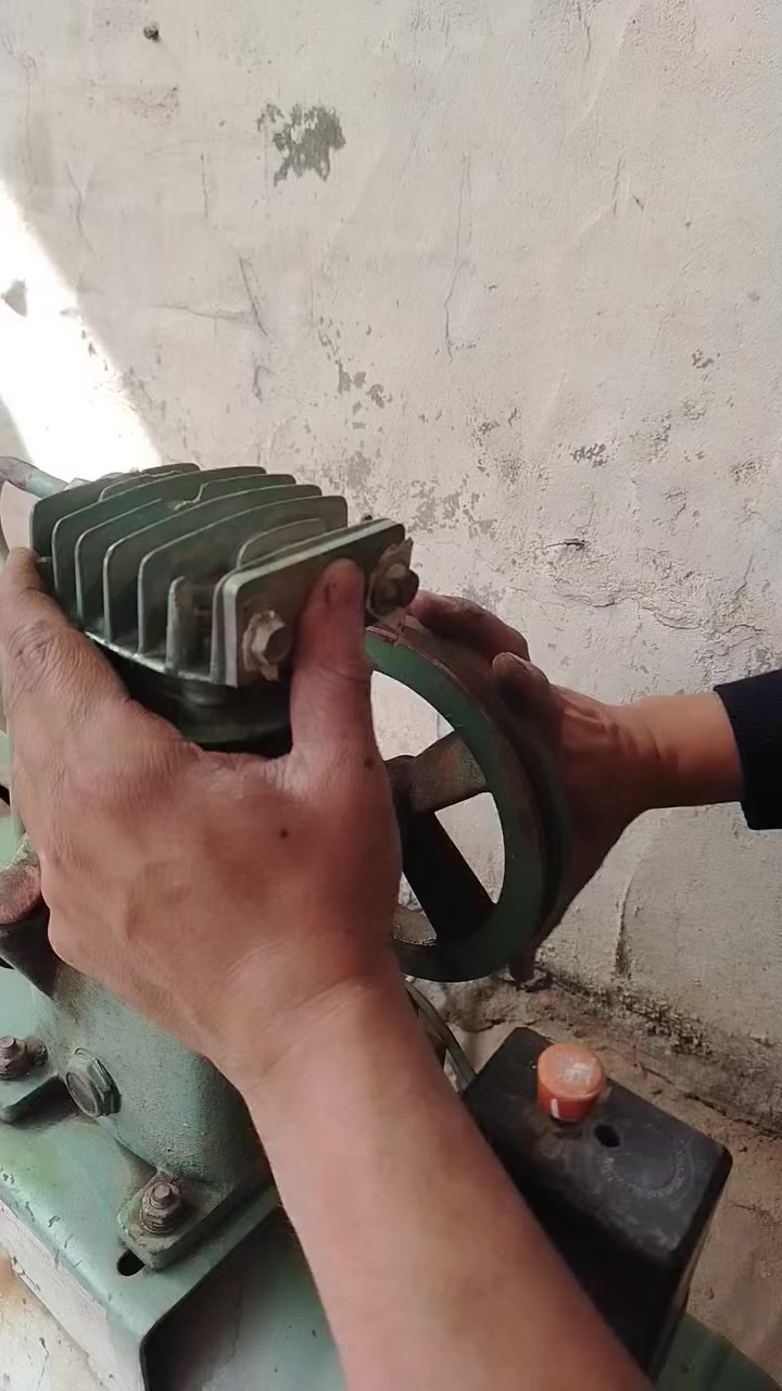 السلام عليكم
كمبريسر
للبيع
صناعة قديمة 
نقص ماطور
السعر
60 الف
عنوان بغداد الحبيبية
***********
