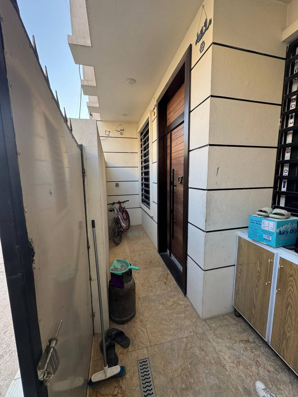 دار للبيع مساحة 90 متر الحرية الثالثة خلف مصور الشاشة بيت مكون من 3 طوابق بناء 2023المدخل طرمة مدخلين استقبال ومطبخ و هول وغرفة منام كبيرة وحمام و منور والطابق الثاني غرفتان وحمام الغرفة الأمامية كبيرة وتحتوي على بلكونة الطابق الثالث غرفة نفس حجم الغرفتين الجوة وحمام وحولي و سطحين سطح ناصي و درج وسطح عالي 
***********
