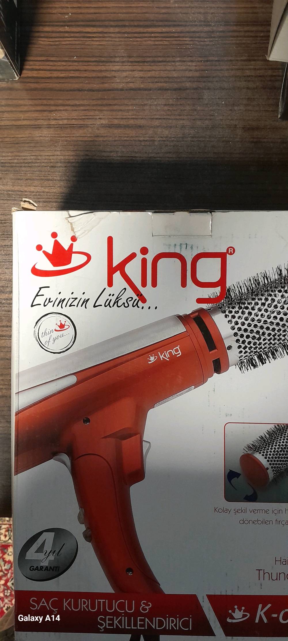 شسوار من نوع King موديل Thunderbird بمحرك DC بقوة 1800 إلى 2000 واط. يتميز الشسوار بفرشة دوارة في اتجاهين لسهولة التصفيف، وثلاث إعدادات للحرارة، وسرعتين. يحتوي على زر للهواء البارد لخدمة مثالية.