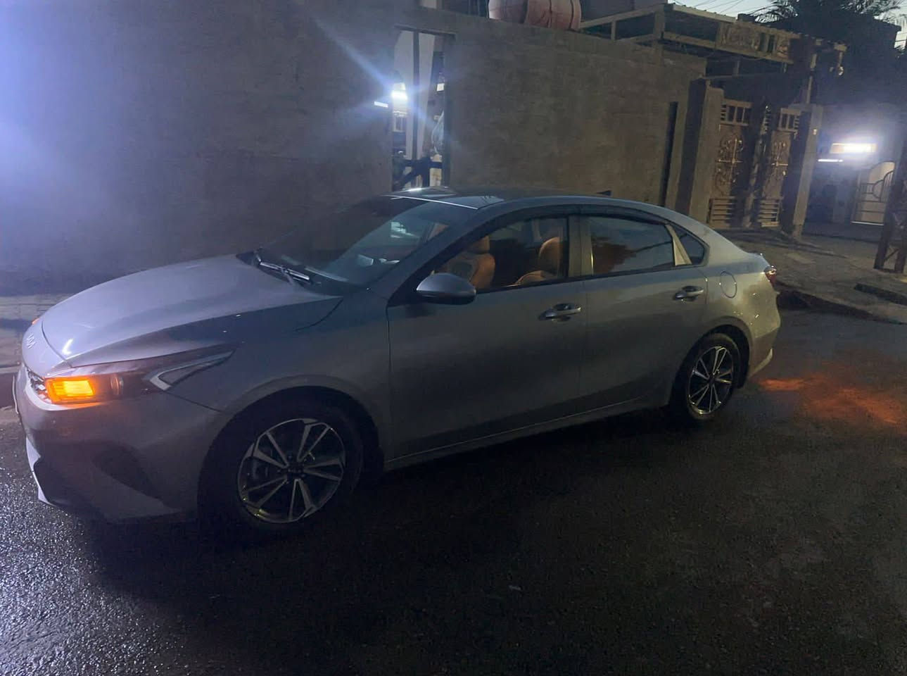 فورتي 22. رقم بغداد دولي  للبيع سياره جدا نضيفه وعلى وضع الشركه    كير محرك مكفولات. مكينه 2000 دوش  نص فول  تحكم ستيرن قياده ذاتي مثبت سرعه رادار امامي. قيادات السرعه  سياره كلش نضيفه    وبل عافيه الي يأخذها عنوان.          بغداد الاتصال ع رقم ***********
