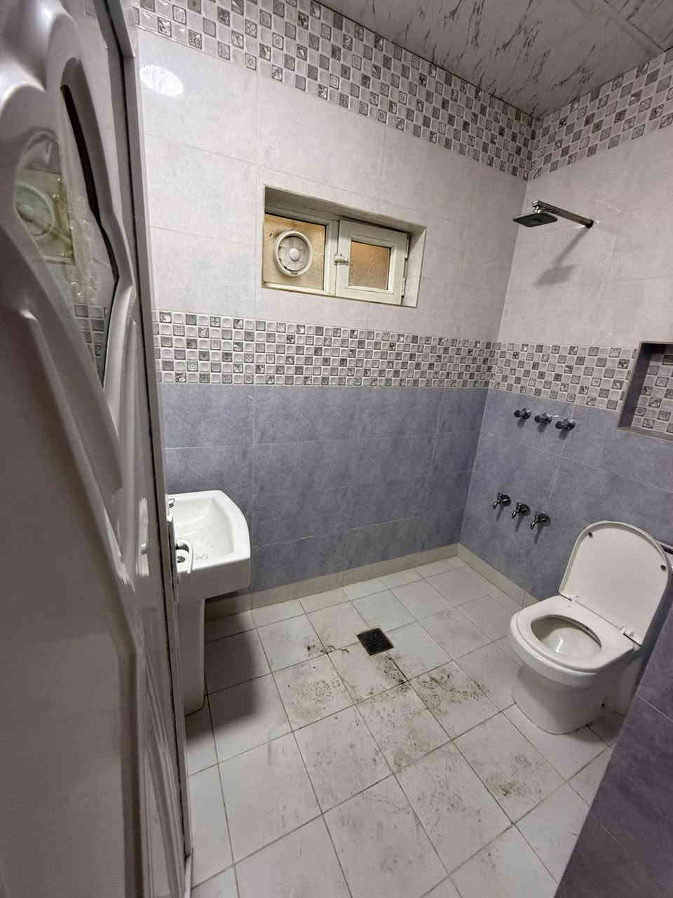 دار للبيع مساحه ١٠٠ واجه ٥ نزال ٢٠ الهواشه تعبر شارع صيدلية البسمه بالفرع الثاني الروائي البيت مستعجل حيل ع بيعته لبيع مباشر من صاحب الدار للاتصال ***********
