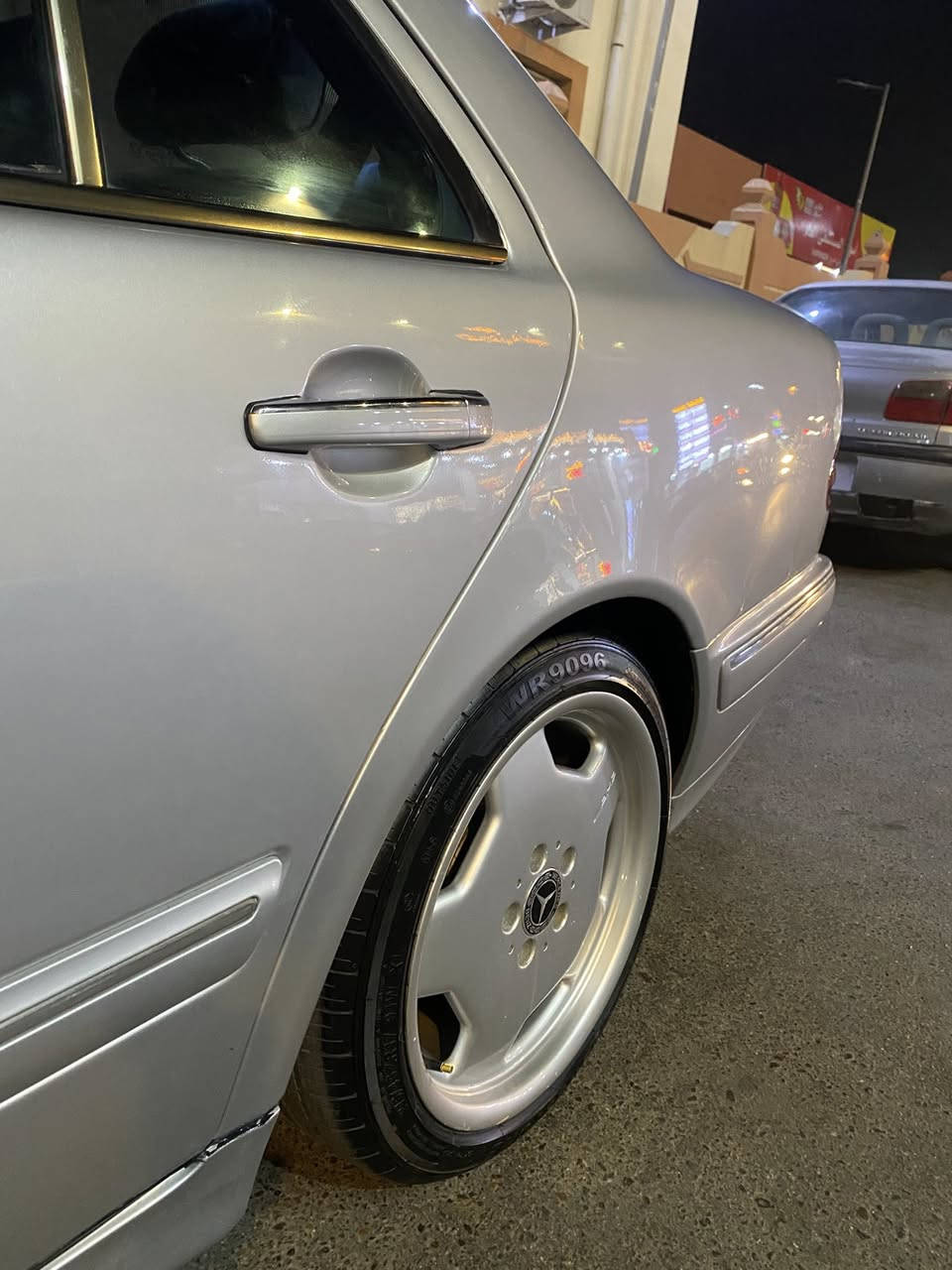 رقم الهاتف :*********** واتس اب 

#رقم السيارة :اربيل    

#مكان السيارة بغداد واربيل 
-------------------------------------
السلام عليكم 
للبيع او  مراوس 
مرسيدس ام عيون  موديل 2000 اصل  وارد الماني  صبغ عام  سيارة جاهزة بدون نواقص  
تفاصيل👇🏻
1_ بصمة ⁦🗝
2_محرك6V✈️⁦⁩+كير تبترونيك مكفولات ⁦
3_تبريد شغال❄️ قطعتين⁦
4_كروز سرعة🔒 
6_مراية داخلية+جانبة عاكسة 🔍
7_تحكم ستيرن ⚔️
8_ كشنات كهرباء ⚡️
9_تجاوي خلفية قلابة ✨
10-بردة خلفية  💡
11-شاشة اعطال🖥
12-كشنات خزن   🖤
13-انارة ترحيب 🔦
14_ جام ازرق 💙
15-دبل ايرباك 
16-ويلكب 18 AMG تو سايز  +تخم تاير جديد
17-اشاير بلمري💡
18-صدر امامي خلفي جديد ⚔️⁦
19-مري شفط
20-جلد ⚔️
22_لايت زنون بلادي
