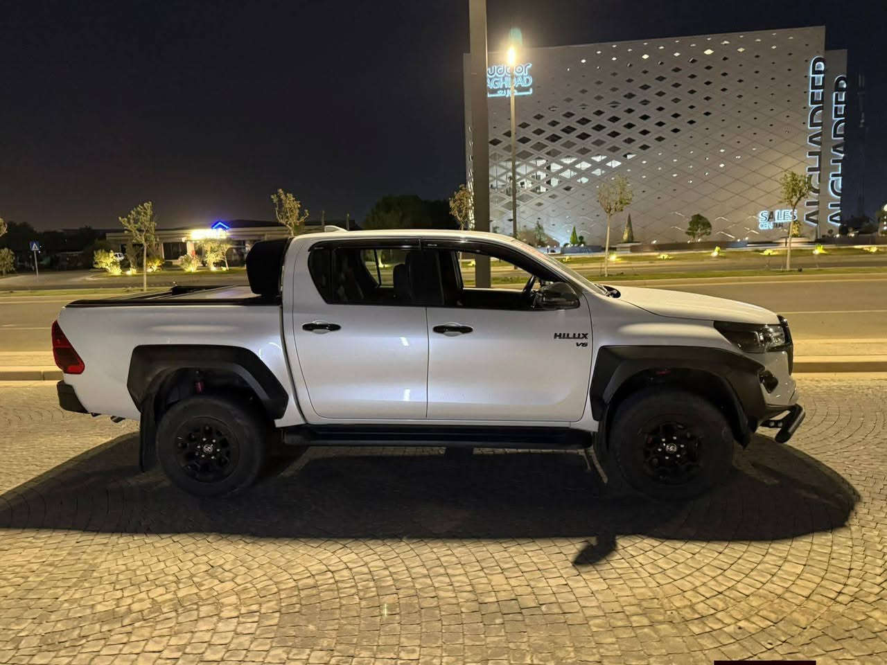 مستعجل البيع، فرصة ممتازة لعشاق
 التويوتا والمواصفات العالية!
تويوتا هايلوكس GR 2024 –
 بغداد، مجمع البدور 

رقم اربيل بأسمي تحويل مباشر

مستعجل على البيع، سيارة جديدة موديل 2024 بمواصفات GR كاملة و ضمان شركة ساس.

المواصفات:
 • محرك V6 تويوتا، 4.0 لتر 
 • دفع رباعي 4×4
 • قير اوتوماتيك 6 سرعات
 • نظام تعليق رياضي GR
 • جنوط 18 بوصة
 • نظام ترفيهي مع شاشة لمس كبيرة
 • كاميرا خلفية + حساسات أمامية وخلفية
 • مكابح ABS ووسائد هوائية متعددة
 • تكييف أوتوماتيك مزدوج المناطق
 • مقاعد جلد فاخرة مع تدفئة وتبريد أمامية
 • اضاءة LED امامية وخلفية
 • نظام صوت فاخر + بلوتوث + USB
 • سريع للمهتمين. ***********
