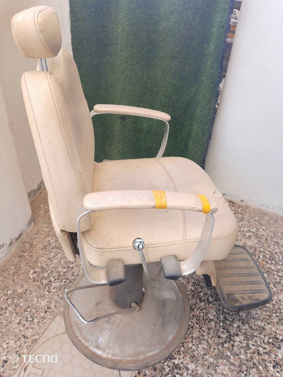 السلام عليكم ورمضان كريم على الجميع...
للبيع كرسي حلاقه مع ثلاث ميوزه خشب تركي ثقيل.. 
الكرسي بحاله جيده وشغال كلشي بي. الميوزه نضيفه ومبيهه عيب.. 
الكرسي سعره 100 الف. 
الميوزه سعرهن 150 الف.. 
................... 
العنوان. الشعله منطقة الدهنه.. 
.. ***********..
