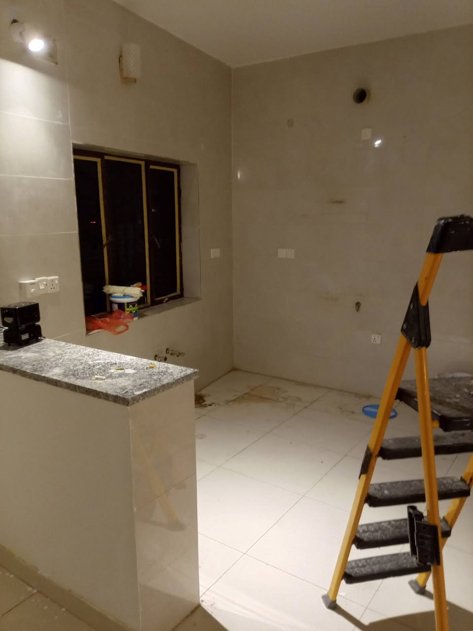 للئيجار شقة طابق ارضي بلقادسية جديدة تحتوي على غرفة نوم وصالة ومطبخ وحمام مع كراج  للسيارات للئيجار بالشهر مليون عوائل فقط للئستفسار الاتصال بالرقم ***********
